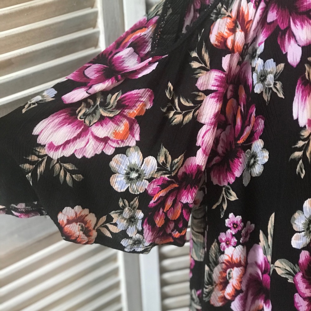 CURVY FLORAL COLD SHOULDER TOP 2 XL & 3XL - Picture 3 of 8